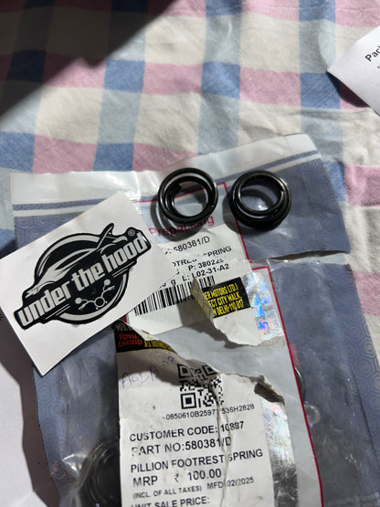 580381 – Pillion Footrest Spring for Classic 350/500 UCE, Bullet 350/500 UCE, Electra 350 UCE, Thunderbird 350/500 (TBTS/NTB), Continental GT 535 (Euro-4 footrest group) – Genuine Royal Enfield