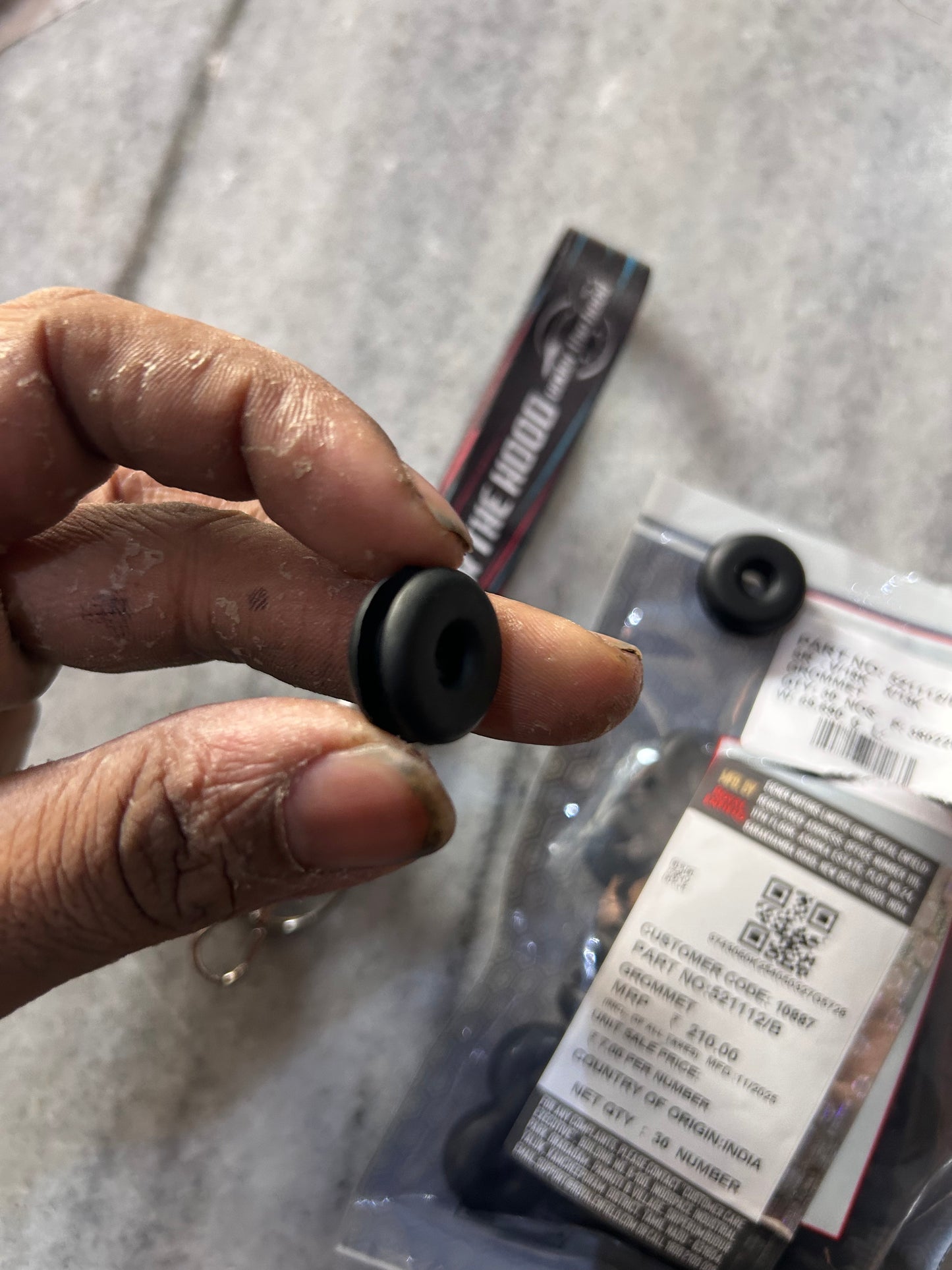 Royal Enfield 521112/B Side Panel & Magneto Cable Grommet – Interceptor 650, Continental GT 650, Thunderbird 350/500, Classic 500 & TBTS Models – Genuine OEM Rubber