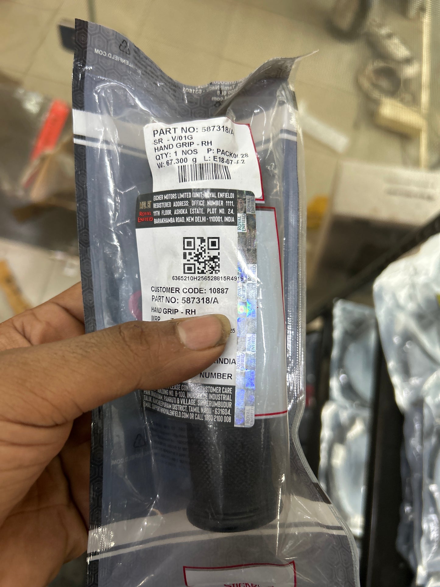 Royal Enfield 587318/A Hand Grip – RH (Throttle Side) OEM Grip for Himalayan & Scram 411