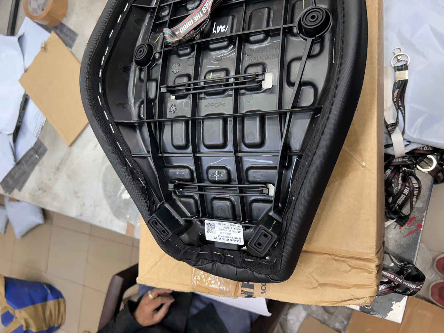 Royal Enfield Black Signature Bench Seat KXA00139 — OEM Retro-Style Seat for Hunter 350