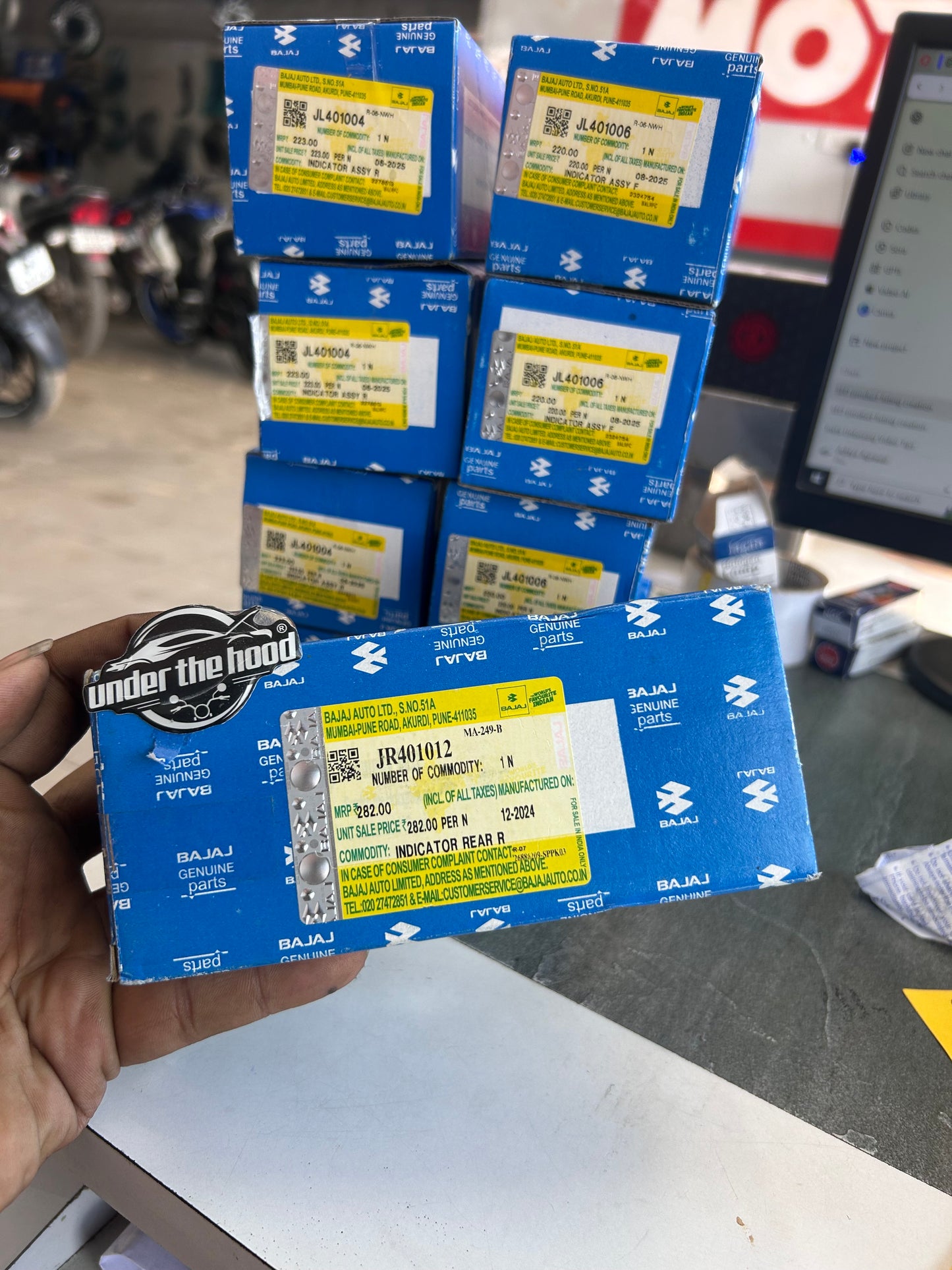 Bajaj Pulsar N160 Rear Right Indicator (RH) – JR401012 | Genuine OEM Turn Signal (2022–2023)