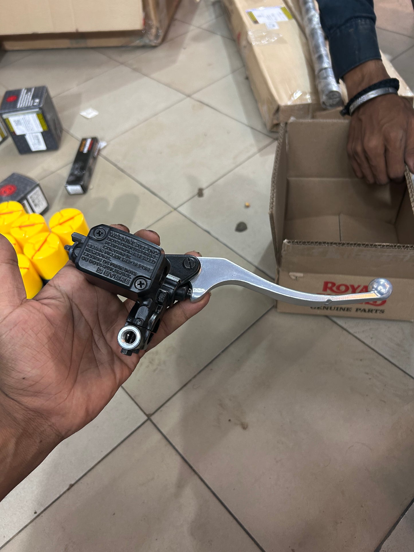 Royal Enfield 585027/A Master Cylinder Assembly – Front Brake Lever & Master Cylinder OEM for Himalayan, Continental GT & Interceptor