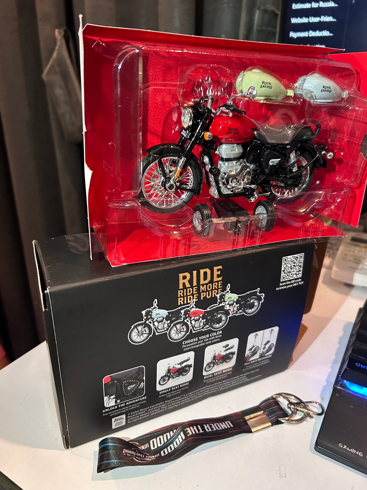 Royal Enfield Classic 350 1:15 Scale Model Bike Toy – Pull Back, Interchangeable Tanks, Single & Dual Seat Modes