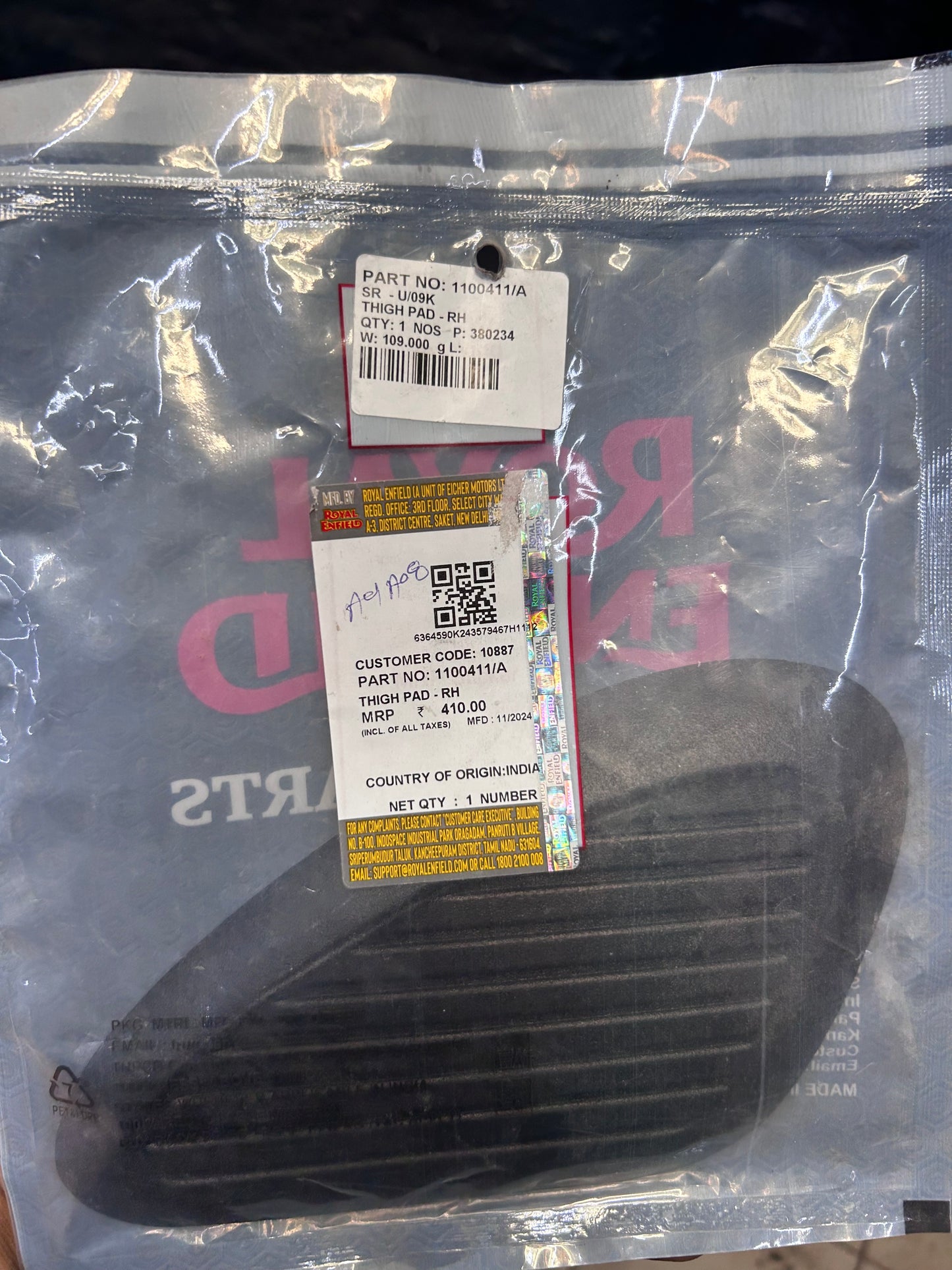 Royal Enfield Thigh Pad – Right-Hand (1100411/A) – Genuine OEM for Classic 350 Reborn