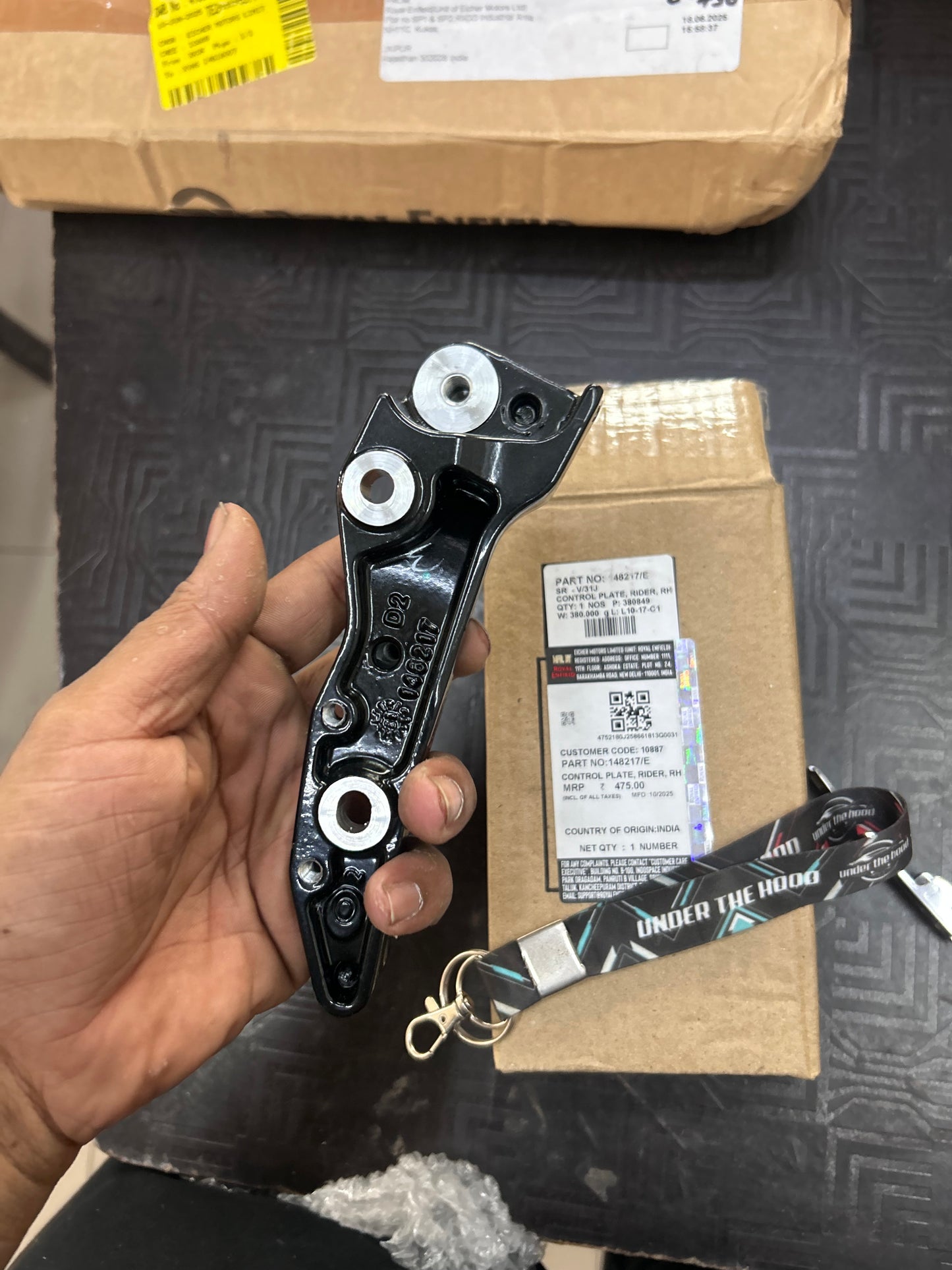 Royal Enfield 148217/E – Control Plate, Rider RH (OEM Genuine for Continental GT 650)