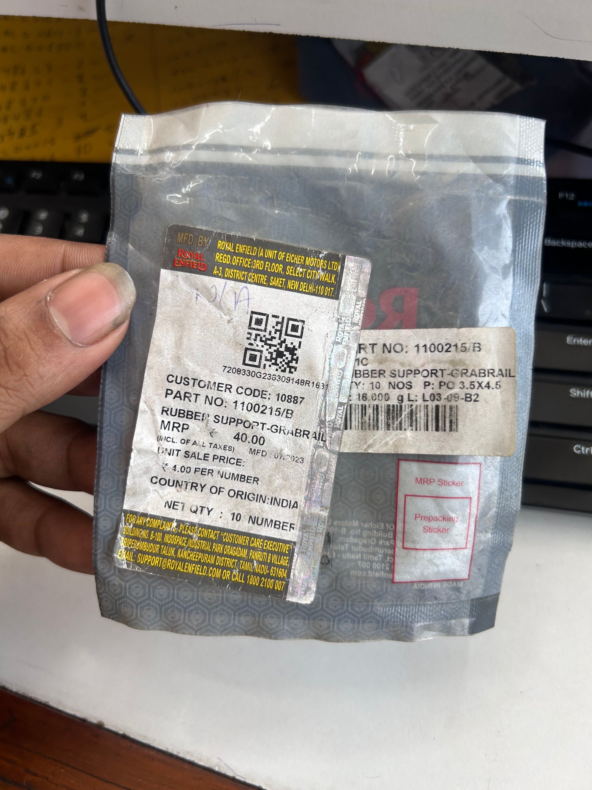 Royal Enfield 1100215/B – Grab Rail Rubber Support for Classic