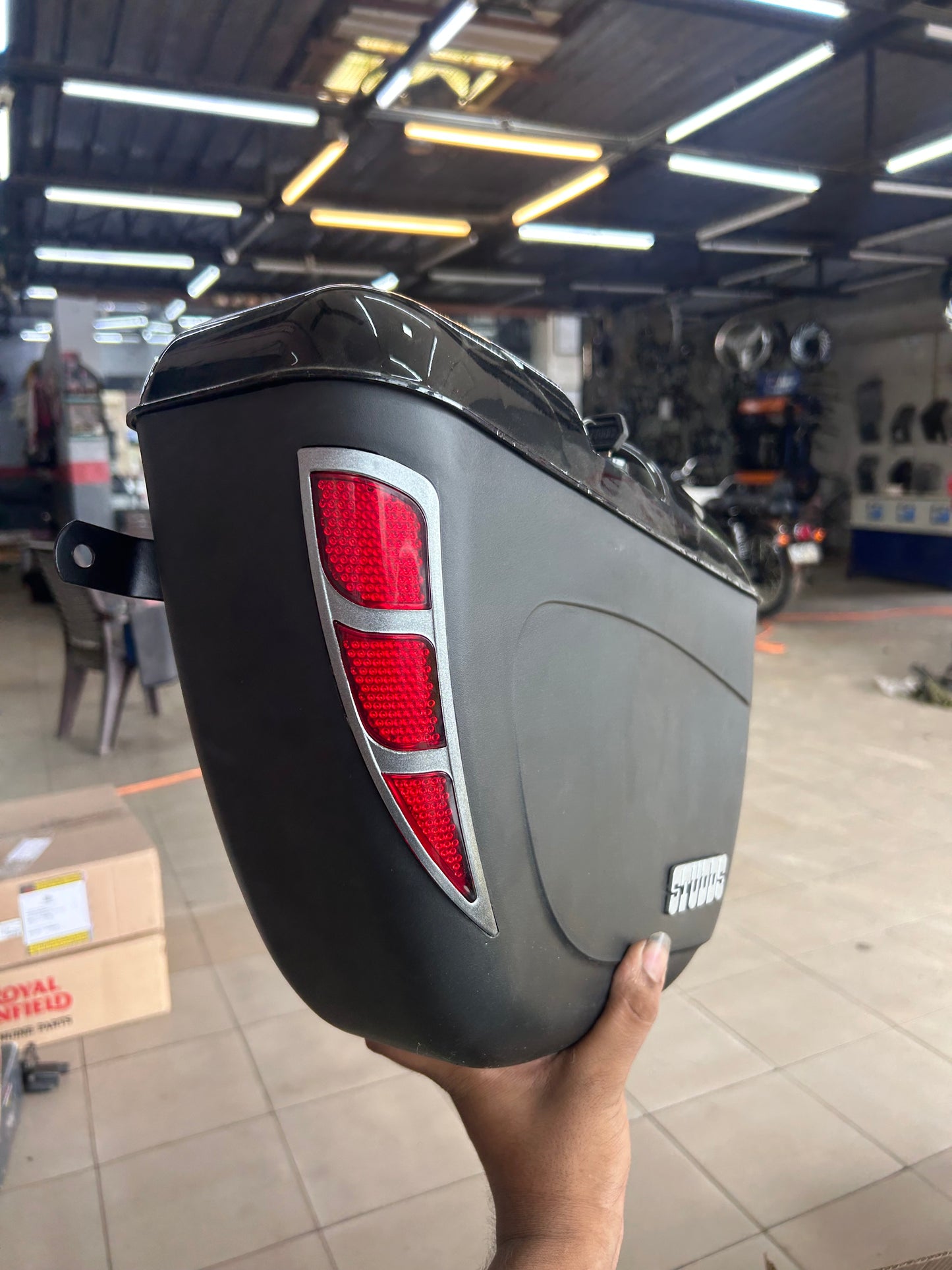 STUDDS SAFARI BOX WITH UNIVERSAL FITMENTS BLACK FITS ALL BIKE