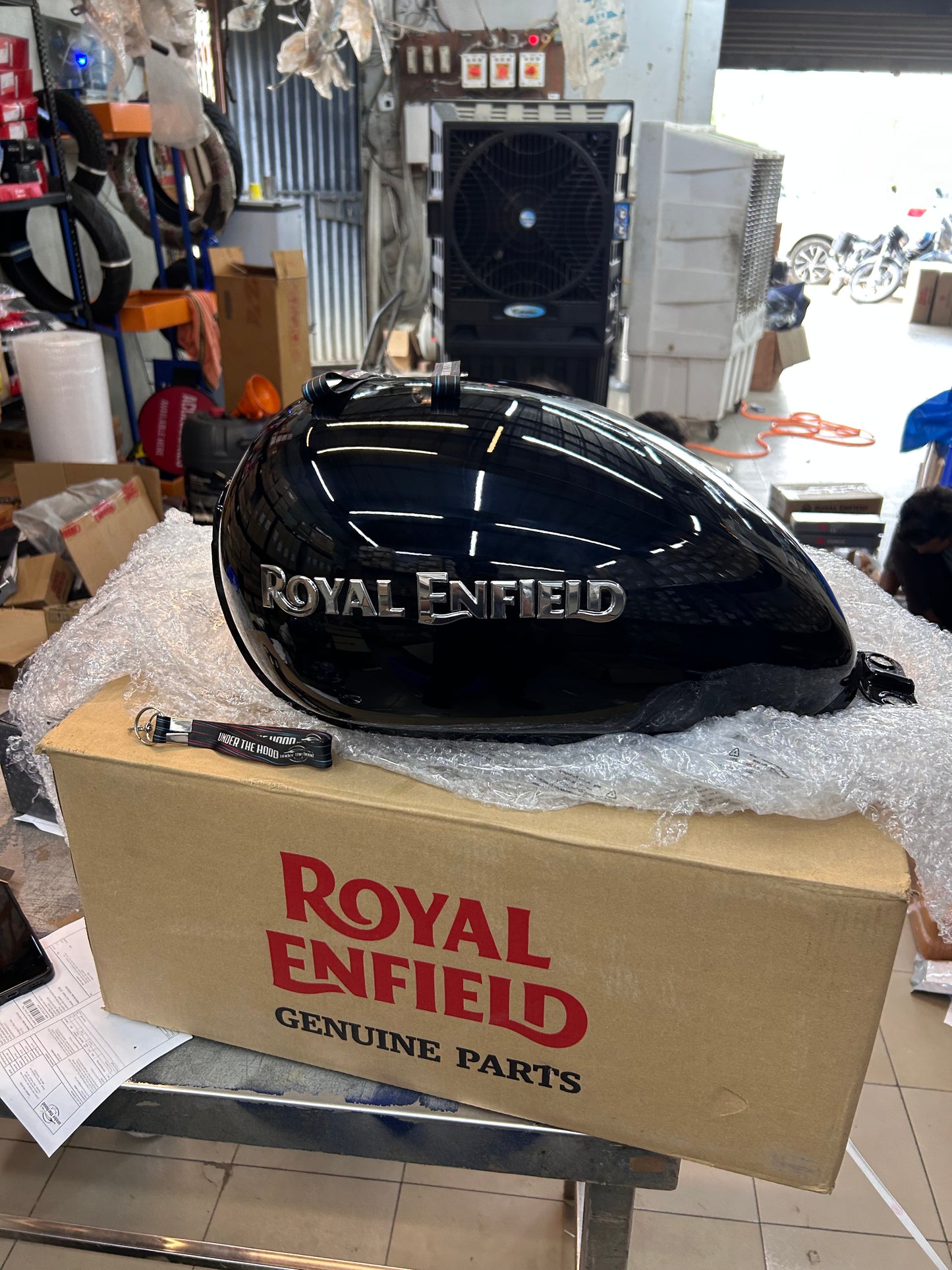 Royal Enfield 879023 - FUEL TANK W/STICKER-FLICKER -TB BVI BS4 (Painted Petrol Tank Assembly)