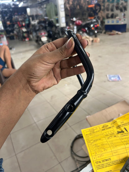 Royal Enfield RAU00401/B – Glossy Black Grab Rail Assembly for Classic 350 Reborn