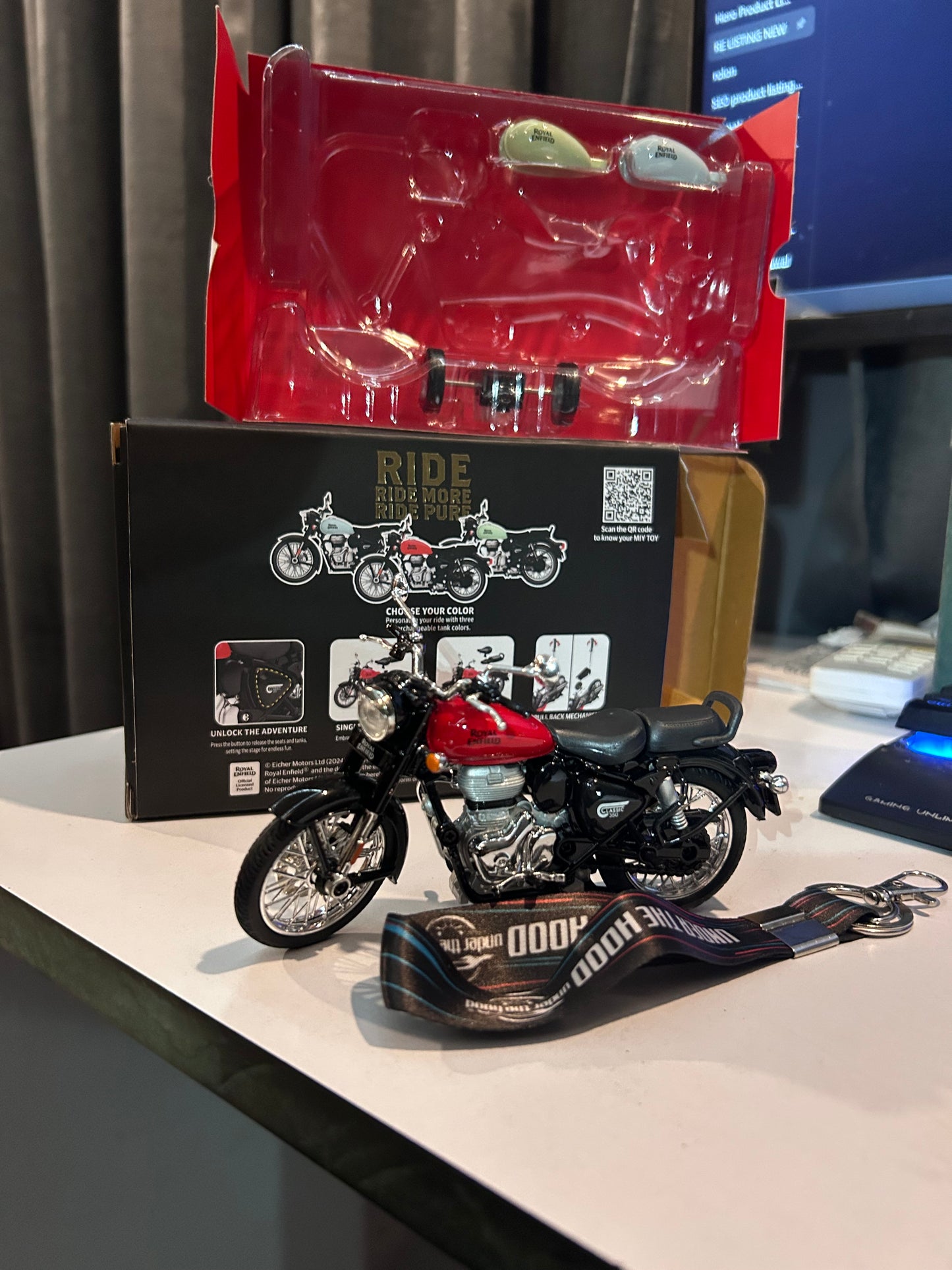 Royal Enfield Classic 350 1:15 Scale Model Bike Toy – Pull Back, Interchangeable Tanks, Single & Dual Seat Modes