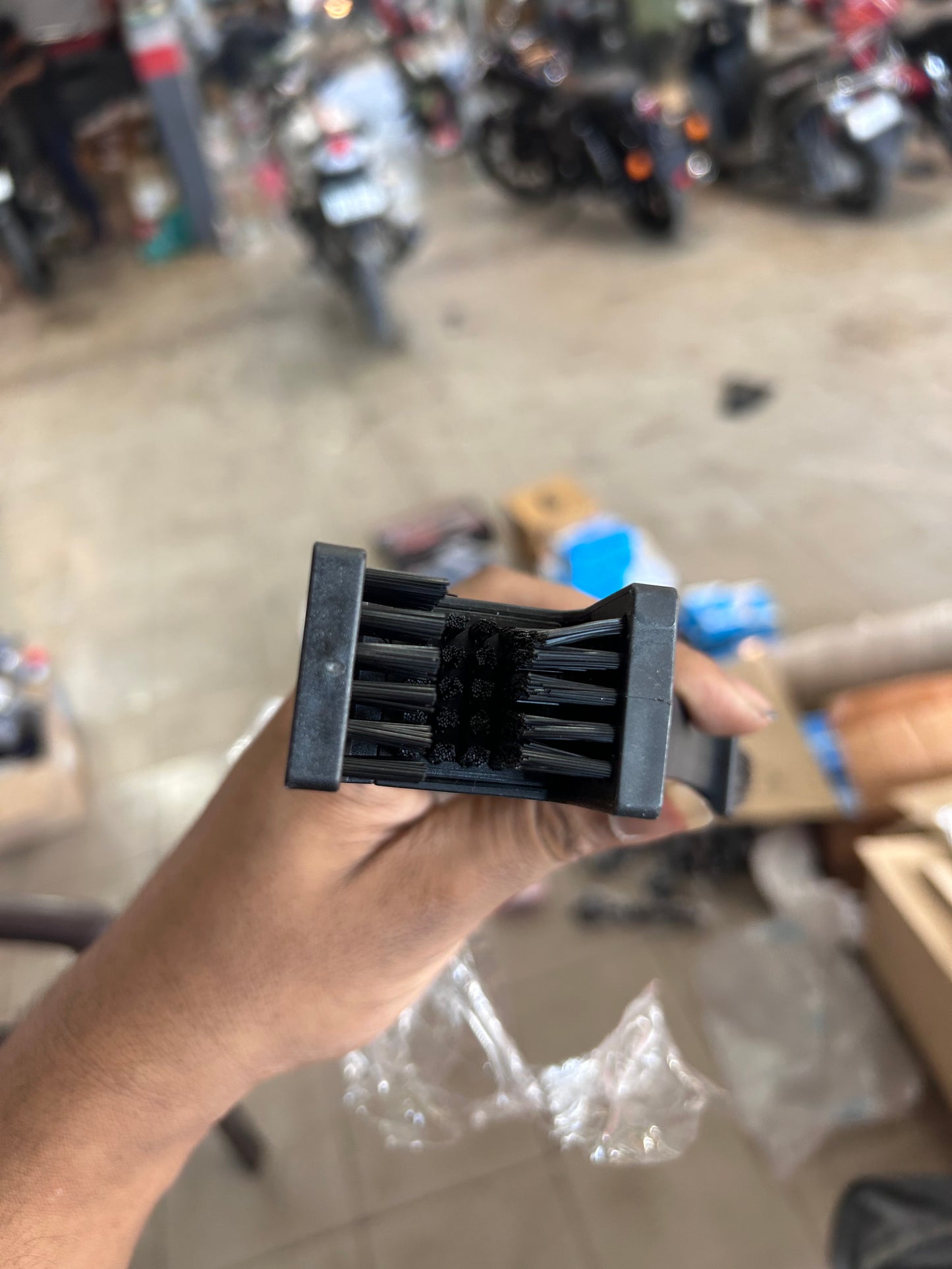 Motorcycle Chain Cleaning Brush – High-Quality Multi-Surface Tool for Royal Enfield & All Bikes