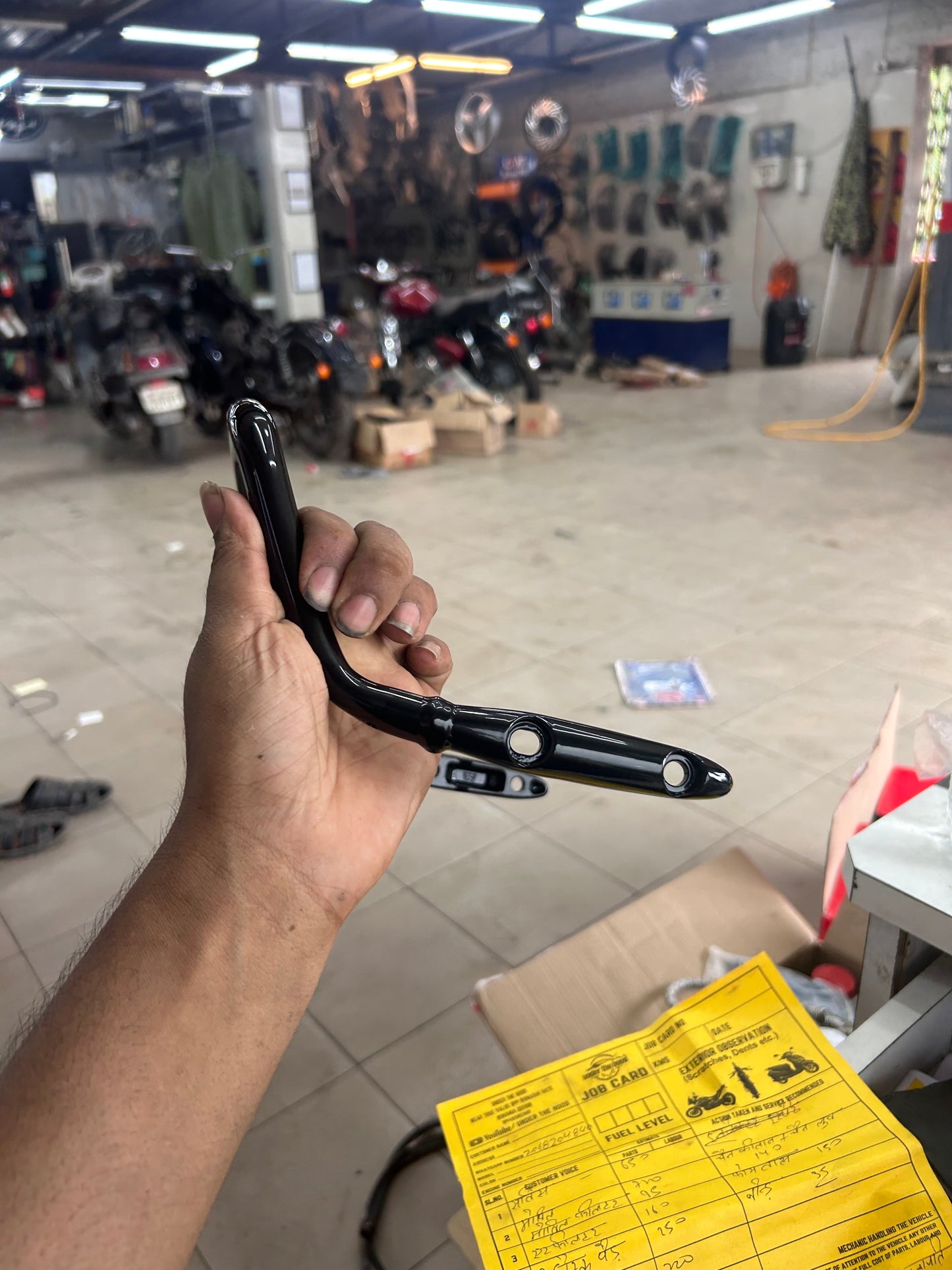 Royal Enfield RAU00401/B – Glossy Black Grab Rail Assembly for Classic 350 Reborn