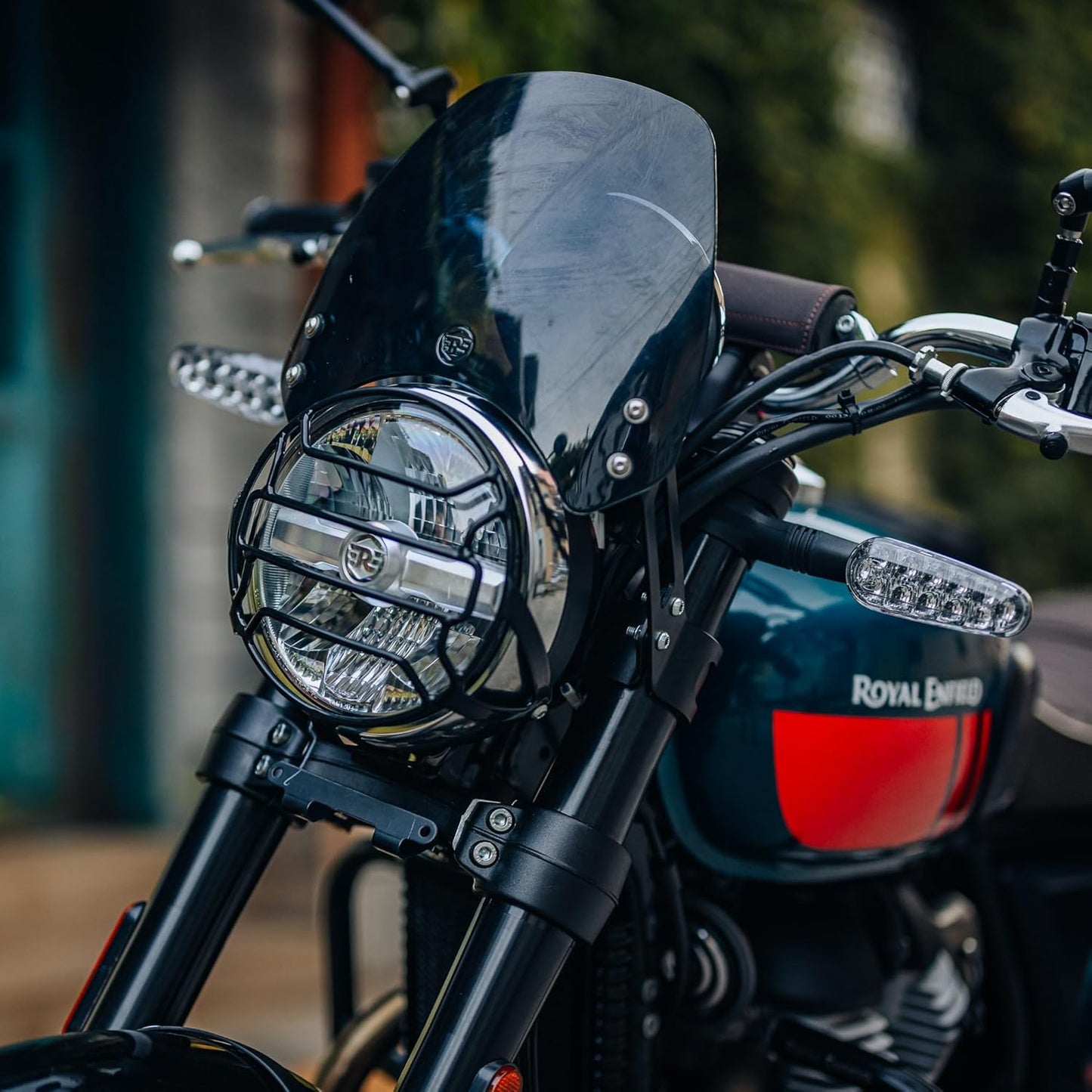 Bear 650 with tinted tall flyscreen 1990542 installed