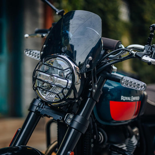 Bear 650 with tinted tall flyscreen 1990542 installed