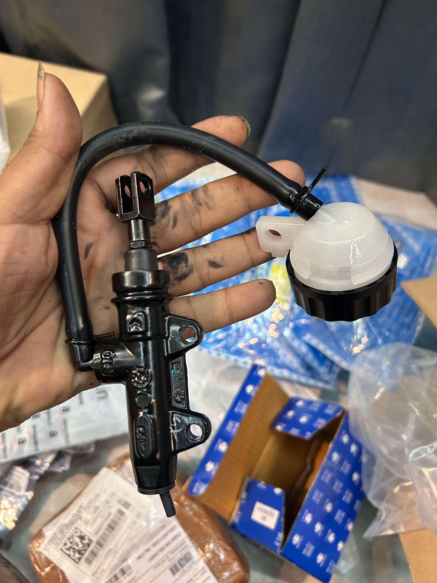bajaj-rear-master-cylinder-dt131866-with-reservoir
